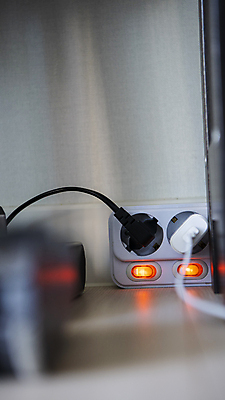 포토 JPG 바닥 실내 사람없음 아웃포커스 에너지 절약 콘센트 전기에너지 소프트포커스 낭비 멀티탭 국내포토 컨셉 촬영기법 내부 파일형식