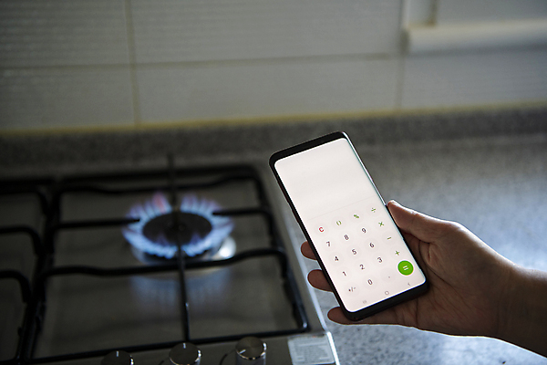 포토 JPG 손 불 실내 들기 아웃포커스 신체부위 스마트폰 주방 에너지 계산기 절약 계산 가스레인지 에너지절약 국내포토 자연요소 컨셉 모션 문구용품 촬영기법 사람 내부 핸드폰 스마트기기 장비 가전제품 레인지 파일형식