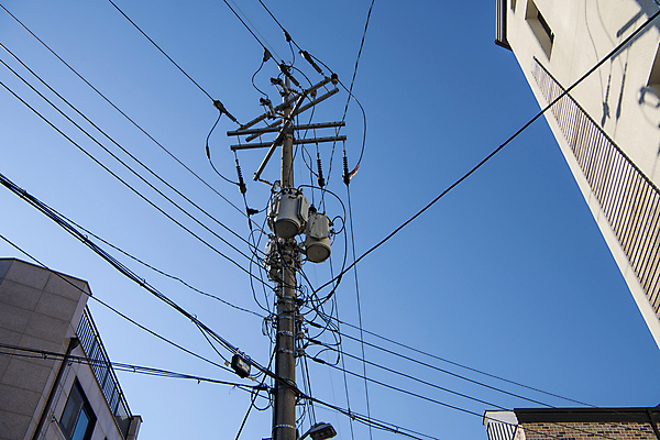 포토 JPG 주간 로우앵글 하늘 주택 사람없음 야외 건물 에너지 전선 전기에너지 전봇대 변압기 국내포토 자연요소 건축물 공공시설 뷰포인트 파일형식