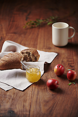 포토 JPG 스튜디오촬영 디저트 사람없음 아웃포커스 숟가락 머그컵 작음 천 호밀빵 건강식 나무탁자 사과잼 미니사과 국내포토 음식 빵 탁자 촬영기법 수저 실내 컵 직물 사과 크기 잼 파일형식