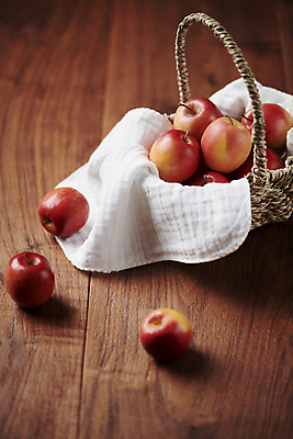 포토 JPG 스튜디오촬영 디저트 사람없음 여러개 작음 천 담기 건강식 나무탁자 사과바구니 라탄바구니 미니사과 국내포토 음식 다수 모션 탁자 실내 바구니 직물 사과 크기 파일형식