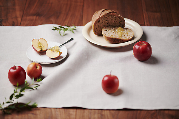 포토 JPG 스튜디오촬영 접시 단면 디저트 사람없음 숟가락 여러개 풀잎 작음 천 호밀빵 건강식 나무탁자 사과잼 미니사과 국내포토 식기 음식 빵 다수 잎 탁자 수저 실내 직물 풀_식물 사과 크기 잼 파일형식