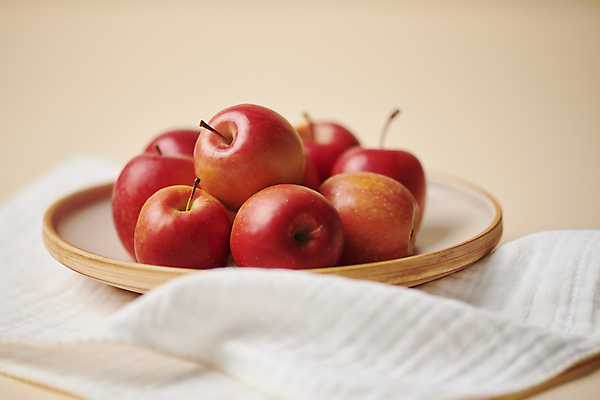 포토 JPG 스튜디오촬영 접시 디저트 사람없음 아웃포커스 여러개 작음 천 건강식 주황색배경 미니사과 국내포토 식기 음식 다수 백그라운드 촬영기법 실내 주황색 직물 사과 크기 파일형식