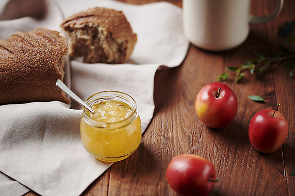 포토 JPG 스튜디오촬영 디저트 사람없음 아웃포커스 숟가락 머그컵 세개 작음 천 호밀빵 건강식 나무탁자 사과잼 미니사과 국내포토 음식 빵 탁자 촬영기법 수저 실내 3 컵 직물 사과 크기 잼 파일형식