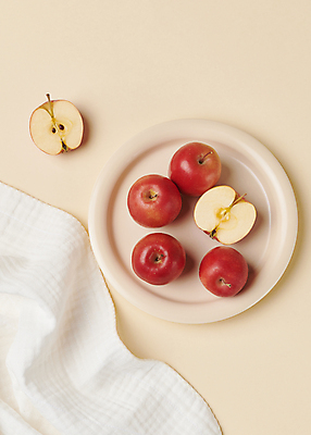 포토 JPG 스튜디오촬영 접시 단면 디저트 사람없음 하이앵글 여러개 작음 천 건강식 주황색배경 미니사과 국내포토 식기 음식 뷰포인트 다수 백그라운드 실내 주황색 직물 사과 크기 파일형식