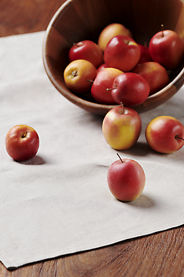 포토 JPG 스튜디오촬영 디저트 사람없음 여러개 작음 천 담기 쏟아짐 건강식 나무그릇 나무탁자 미니사과 국내포토 그릇 음식 다수 모션 탁자 실내 목재 직물 사과 크기 파일형식