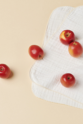 포토 JPG 스튜디오촬영 디저트 사람없음 하이앵글 여러개 작음 천 건강식 주황색배경 미니사과 국내포토 음식 뷰포인트 다수 백그라운드 실내 주황색 직물 사과 크기 파일형식