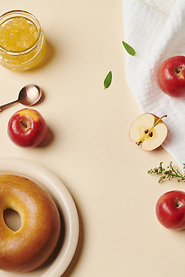 포토 JPG 스튜디오촬영 꽃 잎 단면 디저트 프레임 사람없음 숟가락 여러개 작음 천 베이글 건강식 사과잼 주황색배경 미니사과 국내포토 식물 음식 빵 다수 백그라운드 수저 실내 주황색 직물 사과 크기 잼 파일형식