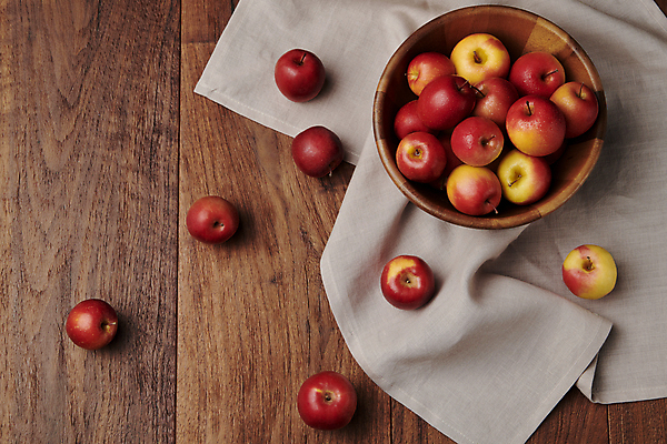 포토 JPG 스튜디오촬영 디저트 사람없음 하이앵글 여러개 작음 천 건강식 나무그릇 나무탁자 미니사과 국내포토 그릇 음식 뷰포인트 다수 탁자 실내 목재 직물 사과 크기 파일형식