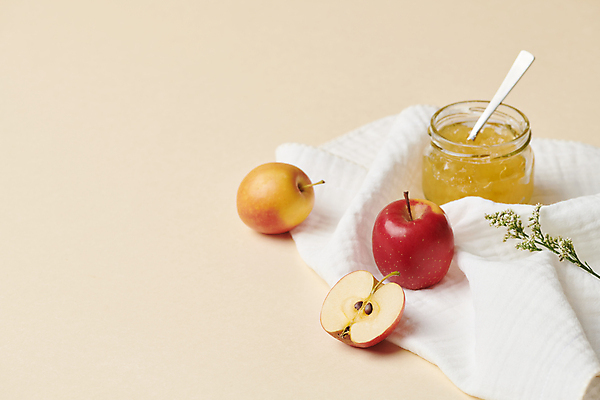 포토 JPG 스튜디오촬영 단면 디저트 사람없음 숟가락 세개 작음 천 건강식 꽃가지 사과잼 주황색배경 미니사과 국내포토 꽃 음식 백그라운드 수저 실내 3 주황색 나뭇가지 직물 사과 크기 잼 파일형식