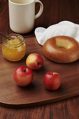 포토 JPG 스튜디오촬영 디저트 사람없음 머그컵 세개 작음 천 베이글 건강식 나무쟁반 나무탁자 사과잼 미니사과 국내포토 음식 빵 탁자 쟁반 실내 3 목재 컵 직물 사과 크기 잼 파일형식