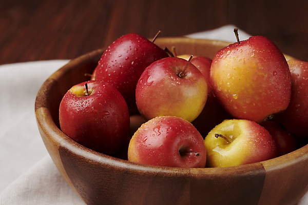 포토 JPG 스튜디오촬영 디저트 근접촬영 사람없음 여러개 작음 천 건강식 나무그릇 미니사과 국내포토 그릇 음식 뷰포인트 다수 실내 목재 직물 사과 크기 파일형식