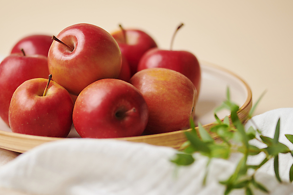 포토 JPG 스튜디오촬영 접시 잎 디저트 근접촬영 사람없음 아웃포커스 여러개 소프트포커스 작음 천 건강식 주황색배경 미니사과 국내포토 식물 식기 음식 뷰포인트 다수 백그라운드 촬영기법 실내 주황색 직물 사과 크기 파일형식