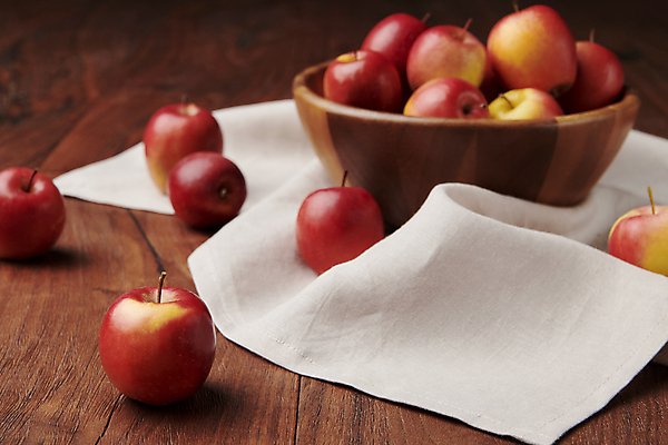 포토 JPG 스튜디오촬영 디저트 사람없음 아웃포커스 여러개 작음 천 건강식 나무그릇 나무탁자 미니사과 국내포토 그릇 음식 다수 탁자 촬영기법 실내 목재 직물 사과 크기 파일형식