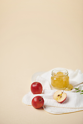 포토 JPG 스튜디오촬영 잎 단면 디저트 사람없음 숟가락 작음 천 건강식 사과잼 주황색배경 미니사과 국내포토 식물 음식 백그라운드 수저 실내 주황색 직물 사과 크기 잼 파일형식