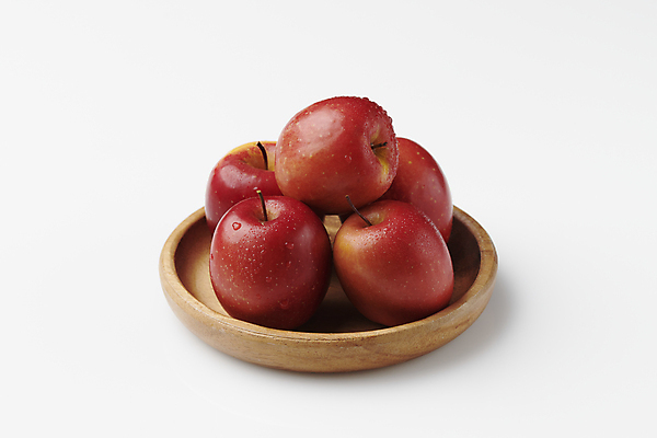 포토 JPG 스튜디오촬영 디저트 사람없음 쌓기 여러개 물방울 작음 흰배경 건강식 나무접시 미니사과 국내포토 접시 음식 다수 백그라운드 모션 실내 흰색 사과 크기 파일형식