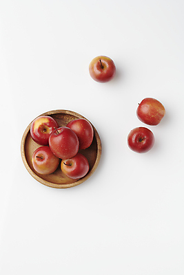 포토 JPG 스튜디오촬영 디저트 사람없음 하이앵글 여러개 작음 흰배경 건강식 나무그릇 미니사과 국내포토 그릇 음식 뷰포인트 다수 백그라운드 실내 목재 흰색 사과 크기 파일형식