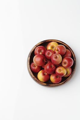 포토 JPG 스튜디오촬영 디저트 사람없음 하이앵글 쌓기 여러개 작음 흰배경 건강식 나무그릇 미니사과 국내포토 그릇 음식 뷰포인트 다수 백그라운드 모션 실내 목재 흰색 사과 크기 파일형식