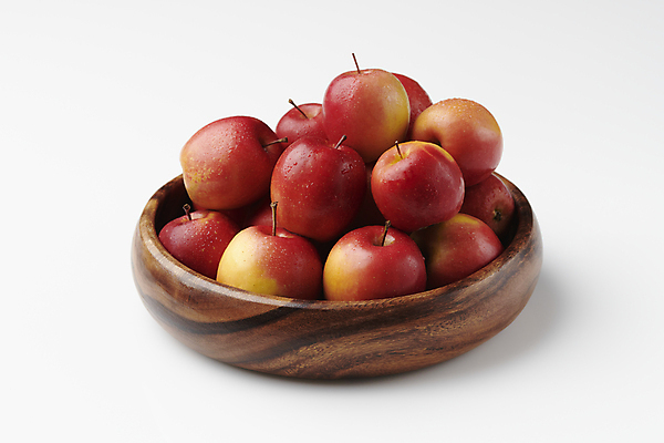 포토 JPG 스튜디오촬영 디저트 사람없음 쌓기 여러개 작음 흰배경 건강식 나무그릇 미니사과 국내포토 그릇 음식 다수 백그라운드 모션 실내 목재 흰색 사과 크기 파일형식