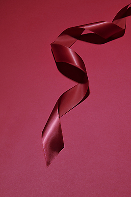 포토 JPG 스튜디오촬영 리본 실내 그림자 사람없음 자주색 오브젝트 심플 빨간배경 트렌드컬러 비바마젠타 국내포토 컬러 백그라운드 내부 빨간색 파일형식