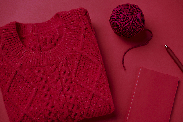 포토 JPG 스튜디오촬영 실내 사람없음 펜 공책 털실 자주색 스웨터 오브젝트 니트 빨간배경 트렌드컬러 비바마젠타 국내포토 컬러 백그라운드 상의 문구용품 내부 빨간색 필기구 실 파일형식