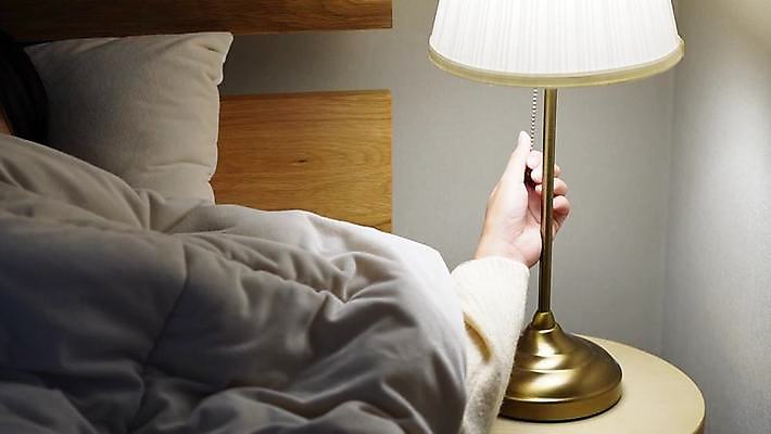 라이프스타일 손 실내 신체부위 어둠 침실 침대 잡기 잠 당기기 수면등 4K MP4 MOV 국내동영상 소등 클립영상 가구 모션 조명 사람 내부 생활 동영상 파일형식