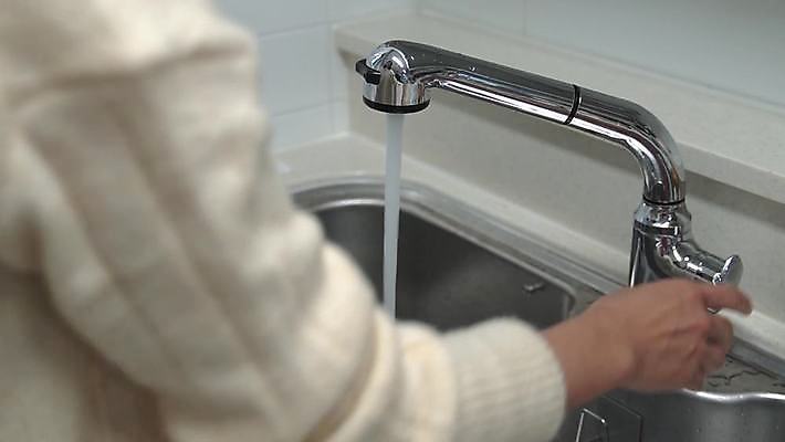 라이프스타일 여자 실내 한명 들기 상반신 성인 한국인 설거지 물컵 싱크대 닦기 수세미 스펀지 성인여자한명만 4K MP4 MOV 국내동영상 클립영상 1 가사 모션 사람 동양인 내부 생활 컵 개수대 동영상 여자한명만 성인여자만 파일형식