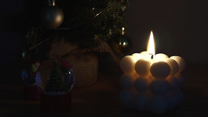 라이프스타일 크리스마스 촛불 크리스마스용품 불꽃 실내 사람없음 빛 크리스마스트리 어둠 오브젝트 향초 스노글로브 미니트리 4K MP4 MOV 국내동영상 클립영상 기념일 초 불 내부 생활 장식 용품 동영상 파일형식