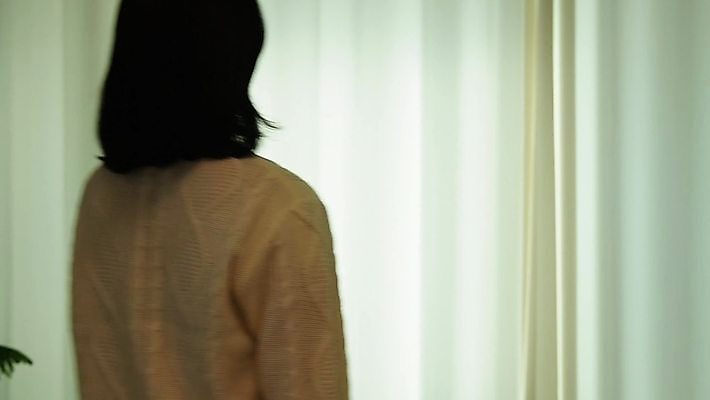 라이프스타일 여자 거실 주택 실내 한명 상반신 성인 뒷모습 한국인 커튼 오픈 성인여자한명만 4K MP4 MOV 국내동영상 클립영상 1 뷰포인트 사람 동양인 내부 건물 생활 동영상 여자한명만 성인여자만 파일형식