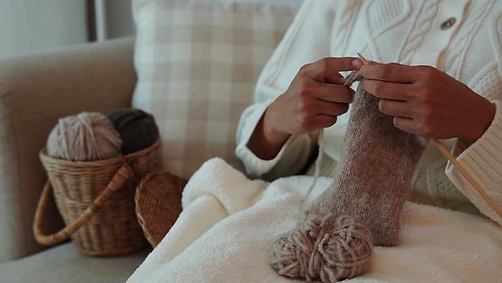 라이프스타일 여자 휴식 실내 한명 들기 앉기 상반신 성인 취미 소파 바구니 한국인 뜨개질 털실 담요 대바늘 성인여자한명만 4K MP4 MOV 국내동영상 클립영상 1 컨셉 의자 모션 사람 동양인 내부 생활 실 동영상 여자한명만 성인여자만 파일형식