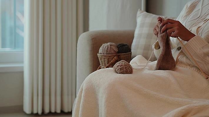 라이프스타일 여자 휴식 실내 한명 들기 앉기 상반신 성인 취미 소파 한국인 뜨개질 털실 담요 대바늘 성인여자한명만 4K MP4 MOV 국내동영상 클립영상 1 컨셉 의자 모션 사람 동양인 내부 생활 실 동영상 여자한명만 성인여자만 파일형식