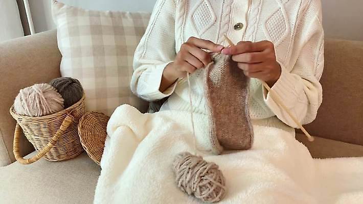 라이프스타일 여자 휴식 실내 한명 들기 앉기 상반신 성인 취미 소파 바구니 한국인 뜨개질 털실 담요 대바늘 성인여자한명만 4K MP4 MOV 국내동영상 클립영상 1 컨셉 의자 모션 사람 동양인 내부 생활 실 동영상 여자한명만 성인여자만 파일형식