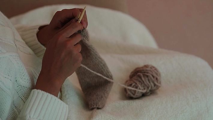 라이프스타일 손 여자 휴식 실내 한명 들기 상반신 성인 취미 신체부위 한국인 뜨개질 털실 담요 대바늘 성인여자한명만 4K MP4 MOV 국내동영상 클립영상 1 컨셉 모션 사람 동양인 내부 생활 실 동영상 여자한명만 성인여자만 파일형식