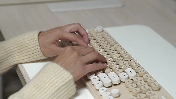 라이프스타일 손 실내 신체부위 타이핑 키보드 업무 작업 4K MP4 MOV 국내동영상 클립영상 사람 내부 생활 동영상 파일형식