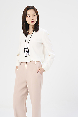 포토 JPG 스튜디오촬영 우먼라이프 응시 여자 한명 서기 정장 상반신 20대 성인 앞모습 옆모습 비즈니스라이프 한국인 비즈니스우먼 흰배경 주머니손 사원증 성인여자한명만 국내포토 1 라이프스타일 시선 옷 뷰포인트 백그라운드 비즈니스 모션 실내 사람 동양인 청년 흰색 직장인 여자한명만 성인여자만 파일형식