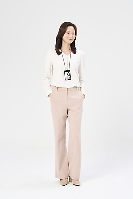 포토 JPG 스튜디오촬영 전신 우먼라이프 응시 여자 한명 서기 미소 정장 20대 성인 앞모습 비즈니스라이프 한국인 비즈니스우먼 흰배경 주머니손 사원증 성인여자한명만 내려보기 국내포토 1 라이프스타일 시선 옷 뷰포인트 백그라운드 비즈니스 모션 실내 표정 사람 동양인 청년 흰색 직장인 여자한명만 성인여자만 파일형식