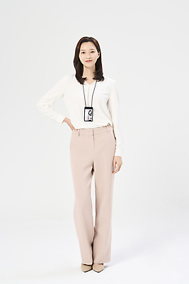 포토 JPG 스튜디오촬영 전신 우먼라이프 여자 허리손 한명 서기 미소 정장 20대 성인 앞모습 비즈니스라이프 한국인 비즈니스우먼 흰배경 사원증 성인여자한명만 국내포토 1 라이프스타일 옷 뷰포인트 포즈 백그라운드 비즈니스 모션 실내 표정 사람 동양인 청년 흰색 직장인 여자한명만 성인여자만 파일형식