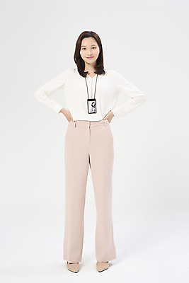 포토 JPG 스튜디오촬영 전신 우먼라이프 여자 허리손 한명 서기 미소 정장 20대 성인 앞모습 비즈니스라이프 한국인 비즈니스우먼 흰배경 사원증 성인여자한명만 국내포토 1 라이프스타일 옷 뷰포인트 포즈 백그라운드 비즈니스 모션 실내 표정 사람 동양인 청년 흰색 직장인 여자한명만 성인여자만 파일형식