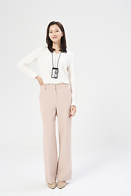 포토 JPG 스튜디오촬영 전신 우먼라이프 여자 허리손 한명 서기 미소 정장 20대 성인 앞모습 비즈니스라이프 한국인 비즈니스우먼 흰배경 사원증 성인여자한명만 국내포토 1 라이프스타일 옷 뷰포인트 포즈 백그라운드 비즈니스 모션 실내 표정 사람 동양인 청년 흰색 직장인 여자한명만 성인여자만 파일형식