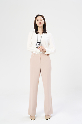 포토 JPG 전신 우먼라이프 여자 한명 서기 정장 20대 성인 앞모습 비즈니스라이프 팔짱 한국인 잡기 비즈니스우먼 흰배경 보여주기 사원증 성인여자한명만 국내포토 1 라이프스타일 옷 뷰포인트 백그라운드 비즈니스 모션 사람 동양인 청년 흰색 직장인 여자한명만 성인여자만 파일형식