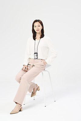 포토 JPG 스튜디오촬영 전신 우먼라이프 여자 의자 한명 미소 앉기 정장 20대 성인 앞모습 옆모습 비즈니스라이프 한국인 비즈니스우먼 흰배경 주머니손 사원증 성인여자한명만 국내포토 1 라이프스타일 옷 뷰포인트 가구 백그라운드 비즈니스 모션 실내 표정 사람 동양인 청년 흰색 직장인 여자한명만 성인여자만 파일형식