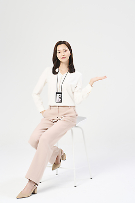 포토 JPG 스튜디오촬영 전신 우먼라이프 여자 의자 한명 미소 앉기 정장 20대 성인 앞모습 비즈니스라이프 손들기 한국인 가리킴 비즈니스우먼 흰배경 주머니손 사원증 성인여자한명만 국내포토 1 라이프스타일 옷 뷰포인트 가구 백그라운드 비즈니스 모션 실내 표정 사람 동양인 손짓 청년 흰색 직장인 여자한명만 성인여자만 파일형식