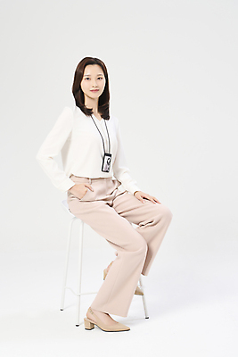 포토 JPG 스튜디오촬영 전신 우먼라이프 여자 의자 한명 미소 앉기 정장 20대 성인 옆모습 비즈니스라이프 한국인 비즈니스우먼 흰배경 주머니손 사원증 성인여자한명만 국내포토 1 라이프스타일 옷 뷰포인트 가구 백그라운드 비즈니스 모션 실내 표정 사람 동양인 청년 흰색 직장인 여자한명만 성인여자만 파일형식