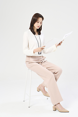 포토 JPG 스튜디오촬영 전신 우먼라이프 응시 여자 의자 한명 들기 앉기 정장 20대 성인 옆모습 비즈니스라이프 손들기 한국인 비즈니스우먼 집중 흰배경 문서 열정 사원증 성인여자한명만 국내포토 1 라이프스타일 시선 옷 감정 뷰포인트 가구 백그라운드 컨셉 비즈니스 모션 실내 사람 동양인 청년 흰색 직장인 여자한명만 성인여자만 파일형식