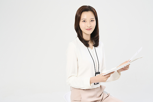 포토 JPG 스튜디오촬영 우먼라이프 응시 여자 의자 한명 미소 들기 앉기 정장 상반신 20대 성인 옆모습 비즈니스라이프 한국인 비즈니스우먼 흰배경 문서 열정 사원증 성인여자한명만 국내포토 1 라이프스타일 시선 옷 감정 뷰포인트 가구 백그라운드 비즈니스 모션 실내 표정 사람 동양인 청년 흰색 직장인 여자한명만 성인여자만 파일형식