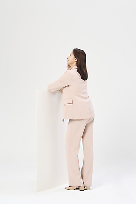 포토 JPG 스튜디오촬영 우먼라이프 배너 여자 사각프레임 한명 서기 미소 정장 20대 성인 뒷모습 비즈니스라이프 기댐 턱괴기 한국인 비즈니스우먼 흰배경 성인여자한명만 국내포토 1 라이프스타일 옷 뷰포인트 백그라운드 비즈니스 모션 프레임 실내 표정 사람 동양인 청년 사각형 흰색 직장인 여자한명만 성인여자만 파일형식