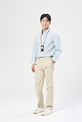 포토 JPG 스튜디오촬영 전신 남자 맨라이프 한명 서기 미소 정장 20대 성인 앞모습 옆모습 비즈니스라이프 한국인 비즈니스맨 흰배경 주머니손 사원증 성인남자한명만 국내포토 1 라이프스타일 옷 뷰포인트 백그라운드 비즈니스 모션 실내 표정 사람 동양인 청년 흰색 직장인 남자한명만 성인남자만 파일형식