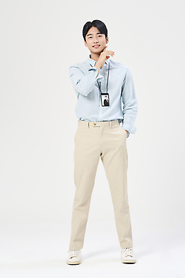 포토 JPG 스튜디오촬영 전신 남자 맨라이프 한명 서기 미소 정장 손짓 20대 성인 앞모습 비즈니스라이프 한국인 비즈니스맨 흰배경 주머니손 사원증 성인남자한명만 국내포토 1 라이프스타일 옷 뷰포인트 백그라운드 비즈니스 모션 실내 표정 사람 동양인 청년 흰색 직장인 남자한명만 성인남자만 파일형식