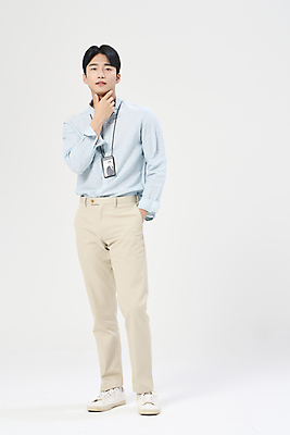 포토 JPG 스튜디오촬영 전신 남자 맨라이프 한명 서기 정장 손짓 20대 성인 앞모습 비즈니스라이프 한국인 비즈니스맨 흰배경 주머니손 사원증 성인남자한명만 국내포토 1 라이프스타일 옷 뷰포인트 백그라운드 비즈니스 모션 실내 사람 동양인 청년 흰색 직장인 남자한명만 성인남자만 파일형식