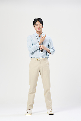 포토 JPG 스튜디오촬영 전신 남자 맨라이프 포즈 한명 서기 미소 정장 손짓 20대 성인 앞모습 비즈니스라이프 한국인 비즈니스맨 흰배경 열정 사원증 성인남자한명만 국내포토 1 라이프스타일 옷 감정 뷰포인트 백그라운드 비즈니스 모션 실내 표정 사람 동양인 청년 흰색 직장인 남자한명만 성인남자만 파일형식